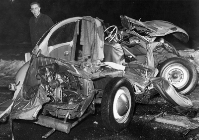 502284 Afbeelding van een verongelukte auto (Volkswagen Kever).